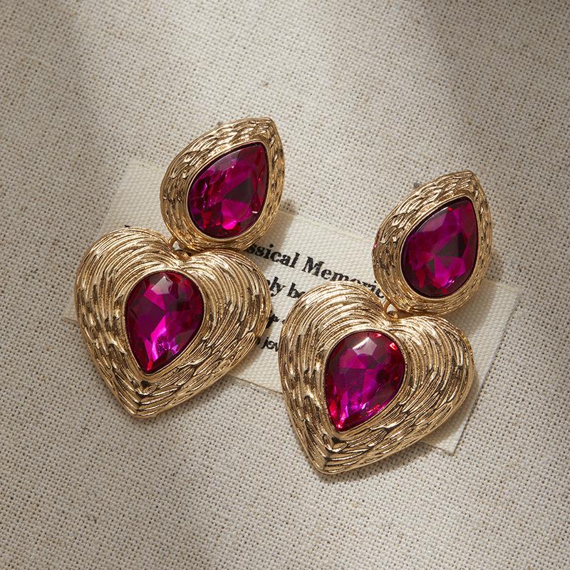 Retro Metal Texture Love Earrings, High-End Women'S Exaggerated Diamond-Set Earrings, Light Luxury Fashion Earrings.