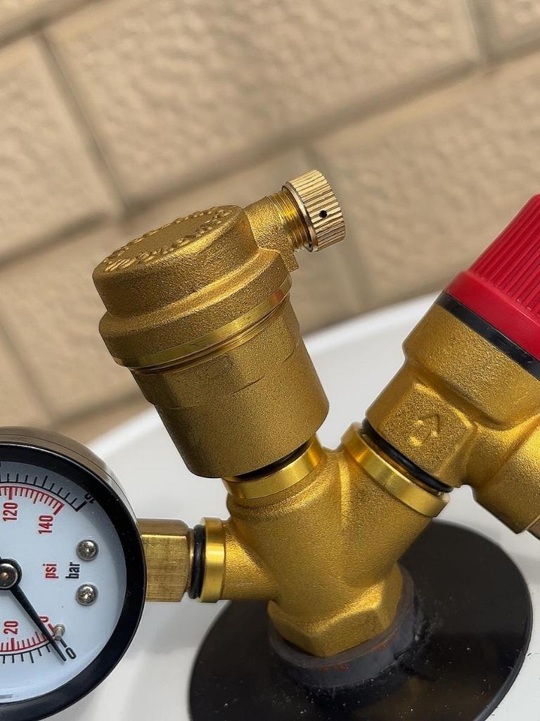 Integrated System: Air Source Heat Pump Buffer Tank with Underfloor Heating, Pressure Relief Valve, Air Vent, and Pressure Gauge