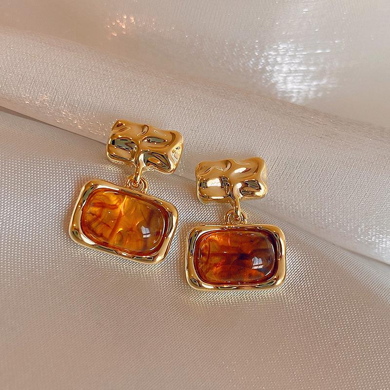 Maillard coffee color geometric earrings 2025 light luxury high-end temperament stud earrings niche retro style earrings