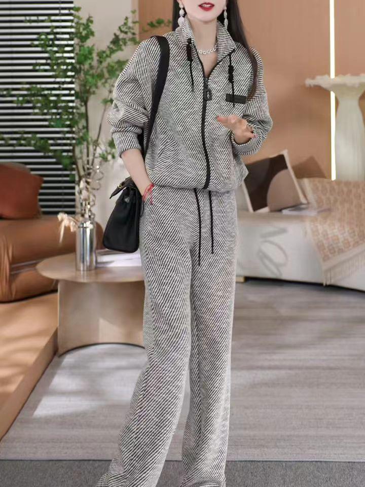 Damski swobodny kardigan w paski i szerokie spodnie w komplecie - kolekcja wiosna/jesień 2024