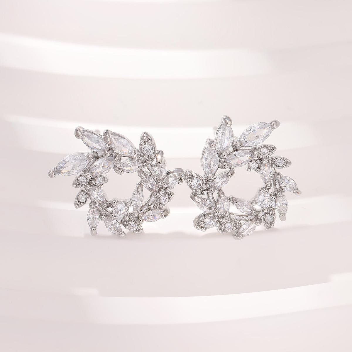 Earrings Women s Fashion Leaf Stud Earrings серебряный