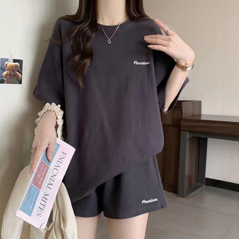 Summer 2025 Women's Sporty Two-Piece Set: Fashionable Shorts & Short-Sleeve Tee for a Versatile, Relaxed Look
