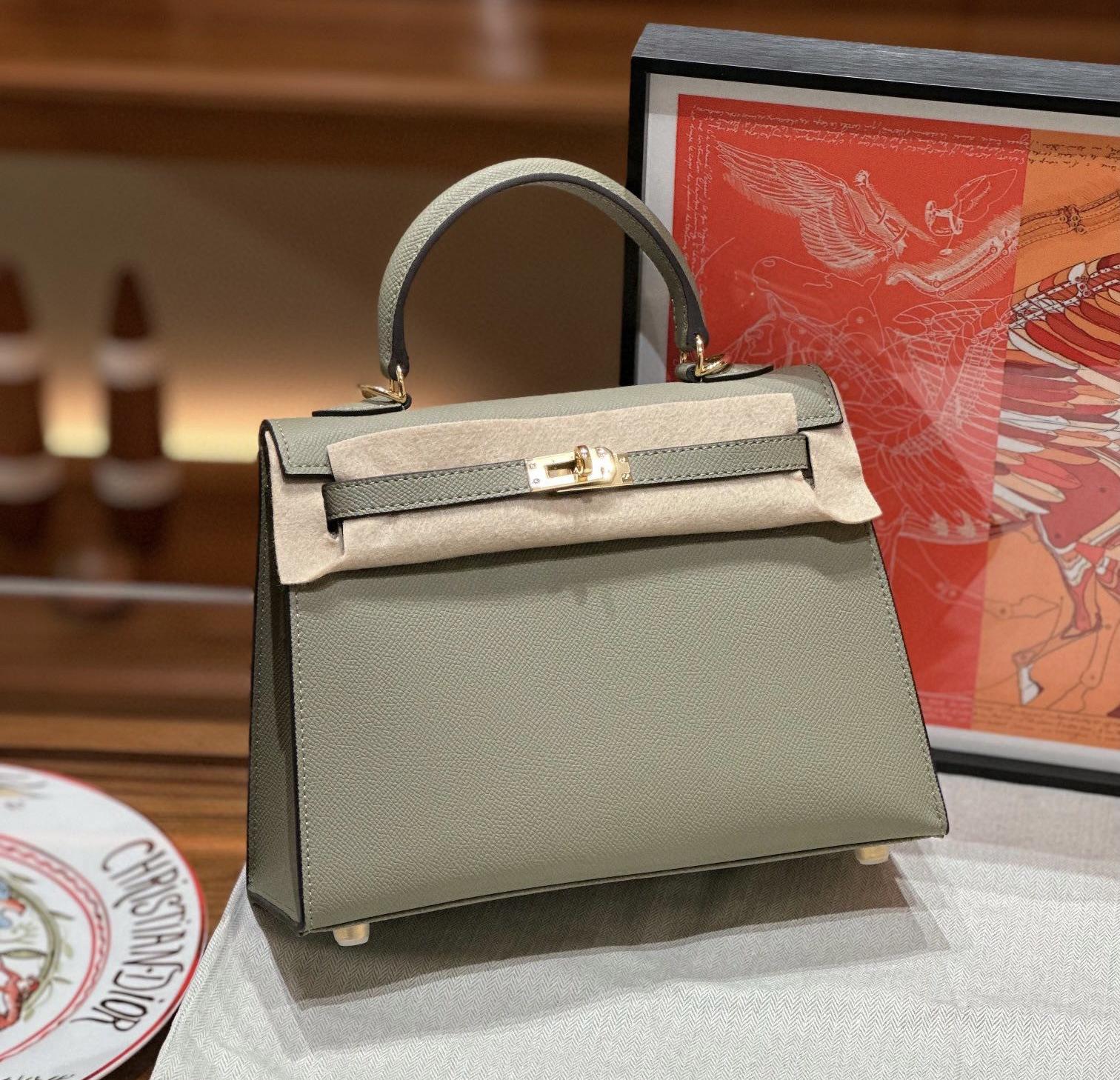 Dies ist eine hochwertige, maßgefertigte Tasche aus Epsom-Leder für Damen. Es eine Umhängetasche mit großem Fassungsvermögen aus Rindsleder 25x10x19cm beige