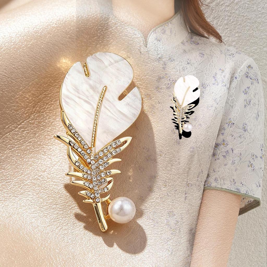 Elegant Feather Pin Brooch: High-End Versatile Corsage for Women