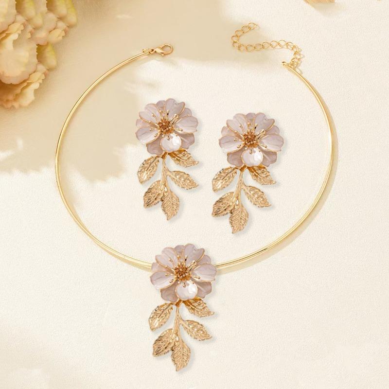 

Trend double-layer petal design sense stud earrings collar set retro elegance fashion temperament niche sense брудно-білий