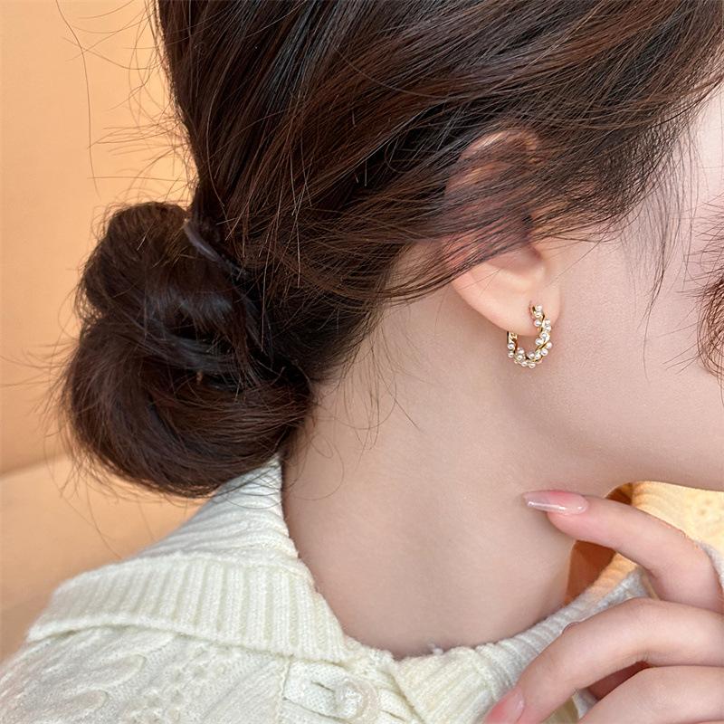 Luxurious and Sophisticated Pearl Ring-style Ear Studs, A Unique and Delicate Piece of Jewelry with A Feminine Touch.
