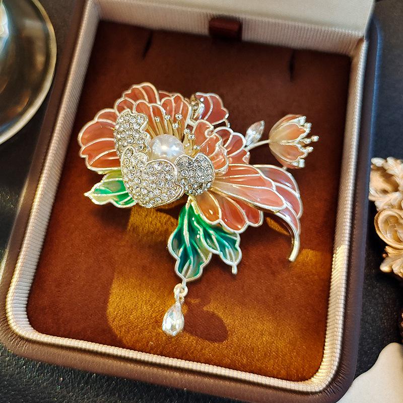 Vintage Peony Pearl Fan Brooch: Elegant Retro Flower Pin for Women’s Suits