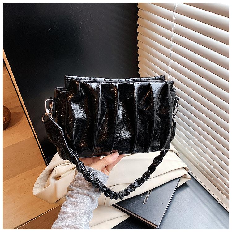 Niche bag women's 2025 new summer messenger bag single shoulder underarm pleated cloud bag