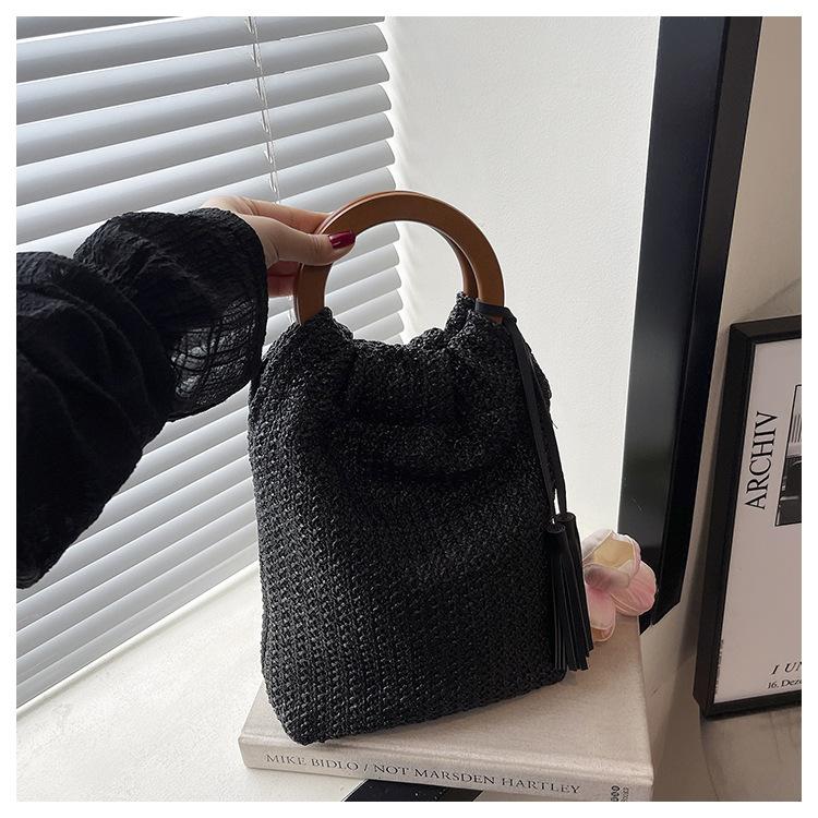 

Popular fashion women s bag wooden ring handbag 2025 new simple Korean version tide woven high-end textured bag чёрный