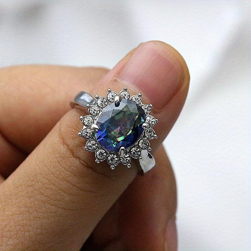 

Увеличенное кольцо с инкрустацией крупным драгоценным камнем, отражающим красочные огни, сочетается с повседневными нарядами, потрясающий аксессуар для вечеринки 10