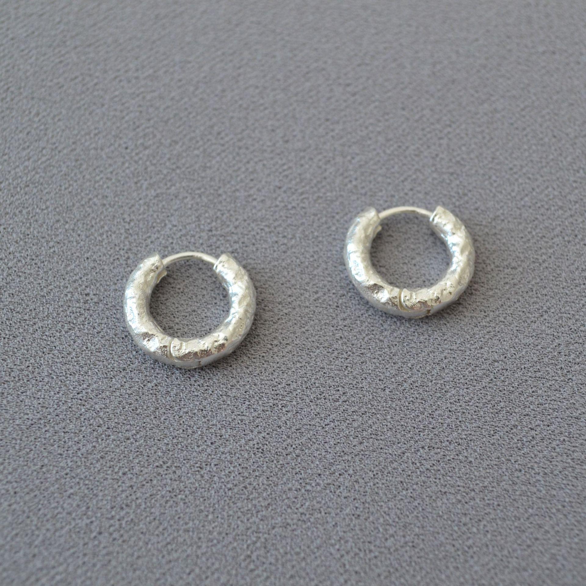 

European & American Retro Brass Gold-Plated Hammered Circle Earrings серебряный