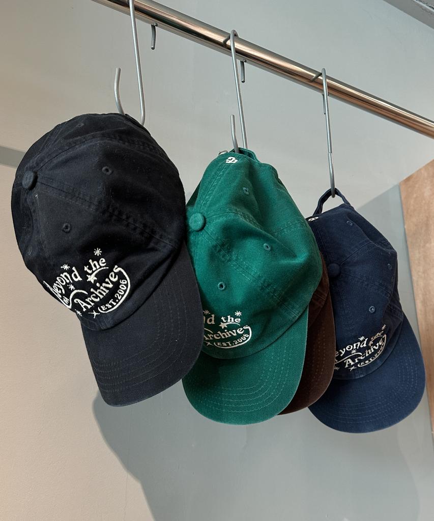 Yunibeoseugameonteu Universe Lettering Washed Ball Cap_Black
