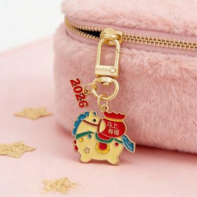 Schlüsselanhänger-Anhänger mit Metall-Federverschluss Buntes Emaille Jahr des Pferdes 2026 Schlüsselanhänger Segen Reich Friedlich Schlüsselring Neujahrsgeschenk