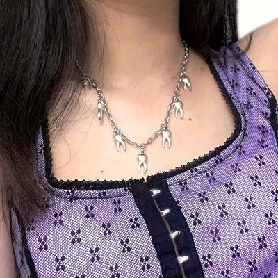 Halskette mit Anhänger in gotischem Stil, modische Schlüsselbeinkette, perfektes Choker-Accessoire für Frauen, die Eleganz und Verspieltheit schätzen.