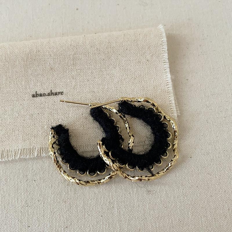 

Нишевые плетеные шерстяные серьги-пусеты с металлическими шипами, женские осенне-зимние ретро, легкая роскошь, элегантные, модные, универсальные серьги