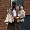 Dámský oversized péřový kabát s kapucí a odnímatelným límcem z umělé kožešiny, zapínání na zip, kapsy vpředu, teplá zimní bunda