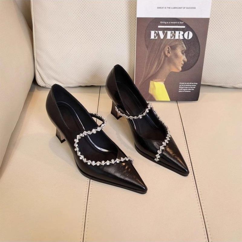 

Модная женская обувь-лодочки на низком каблуке с острым носком, ремешком с прямой пряжкой и цепочкой со стразами, новая весенняя уличная обувь из ПУ с низким верхом 2025 35 чёрный