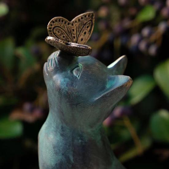 Retro Cat Figurine Resin Cat with Butterfly Statue Indoor Outdoor Artistic Cat Sculpture for Bookshelves Gardens Offices Decoration