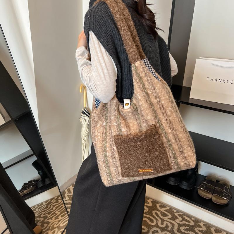 

Осенне-зимняя новая плюшевая сумка с комбинированной отделкой, рождественская красная клетчатая сумка через плечо, полосатая сумка-тоут в стиле амбар, нишевая и универсальная 34*9*30 коричневый