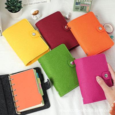 Taccuino tascabile in feltro A7: Quaderno Portatile ed Elegante per Ragazze – A Quadretti, Bianco e Rigato per Diario di Gestione Finanziaria.