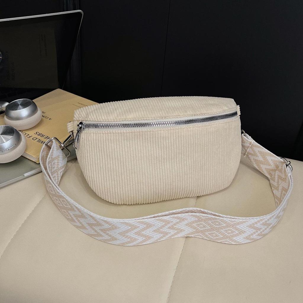 Niche Women's Autumn 2025 Fashion Saddle Crossbody Bag - Solid Color, Simple Design.