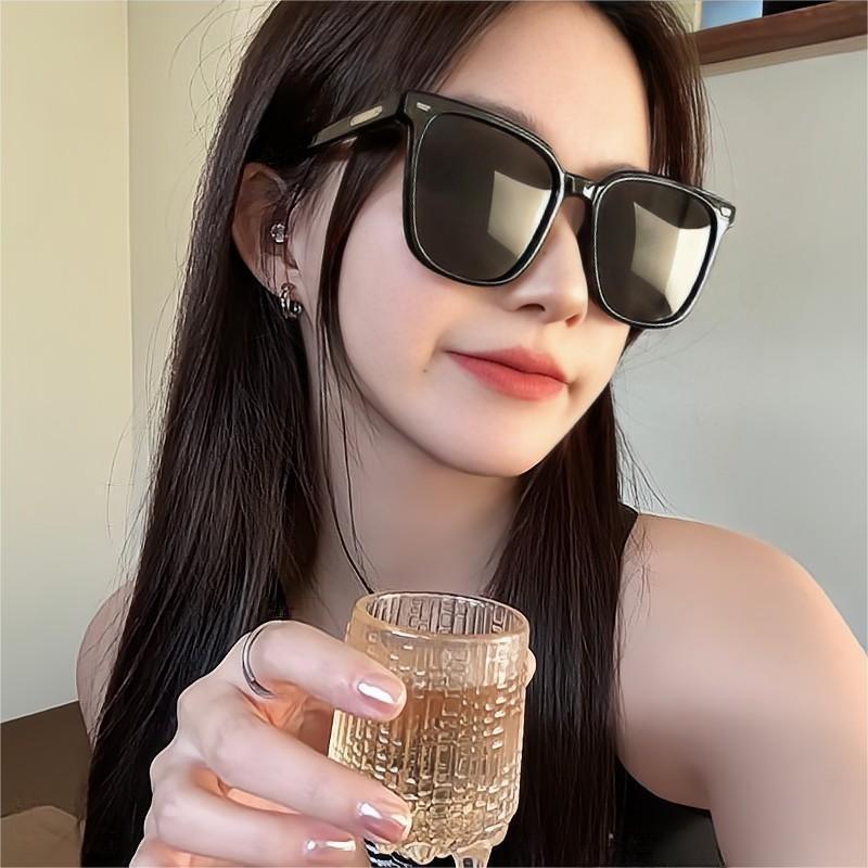 Gafas de sol elegantes de ojo de gato: Montura negra unisex, diseño adelgazante para rostros grandes, elegante protección solar.