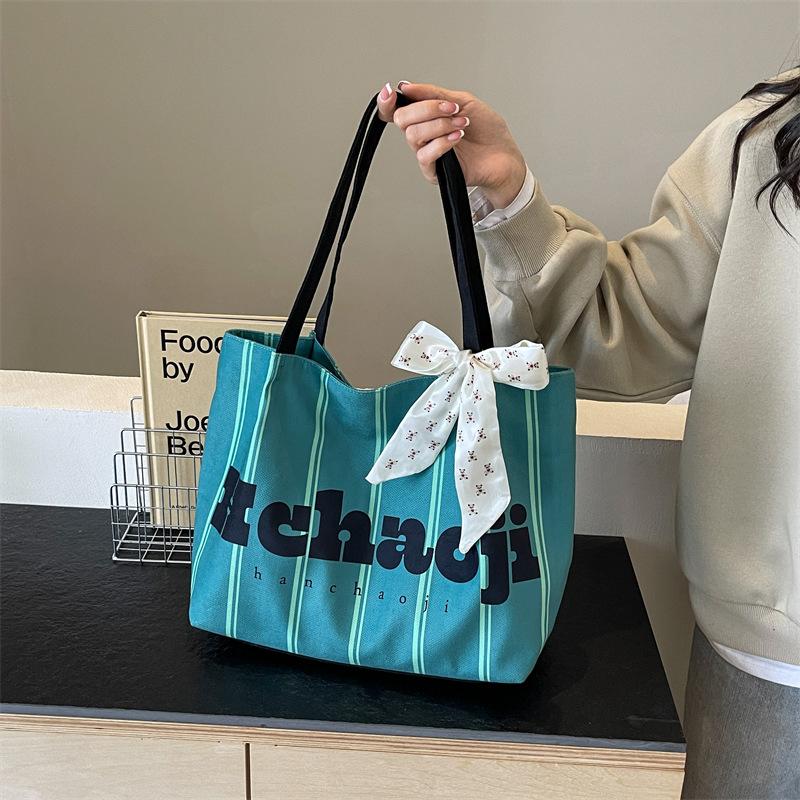 Женская холщовая сумка контрастного цвета в полоску с буквами — фото 4