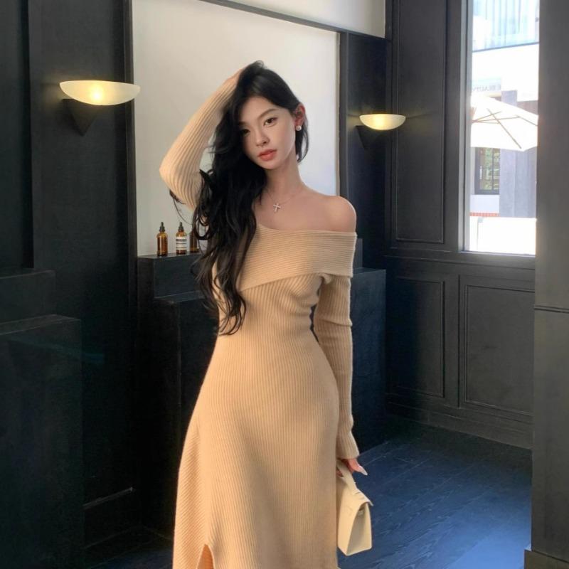 Niche off-the-shoulder knitted dress, early autumn new women's clothing, small slim-fitting sweater, long skirt.