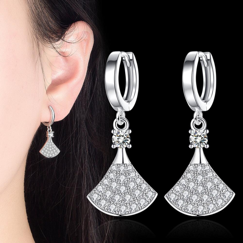 Zircon Is a Compact, Fashionable Mid-length Fan-shaped Style. Earrings