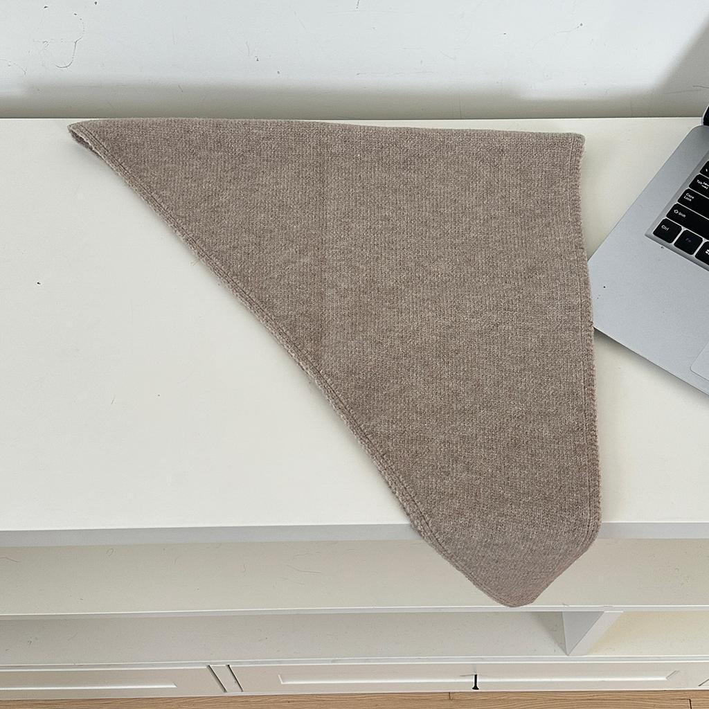 A Wool-Blend Flat Woven Triangular Scarf For Women Suitable For All Seasons For Decoration Pography And Travel Paired With A Small Headscarf