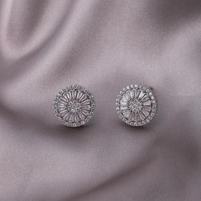 Europäische und amerikanische Voll-Diamant-Ohrstecker - Elegante kleine runde Diamanten, kalter Stil, vielseitige High-End-Ästhetik.