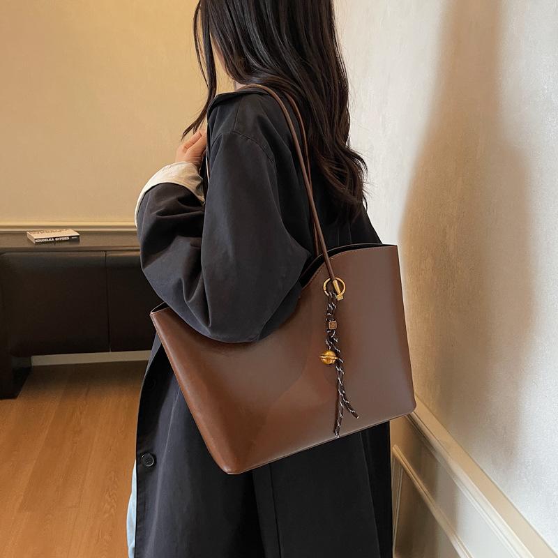 2025 New Versatile Women's Bags Niche High Sense Trend Commuter Women's Bags Fashion Retro Oilskin Tote Shoulder Bag