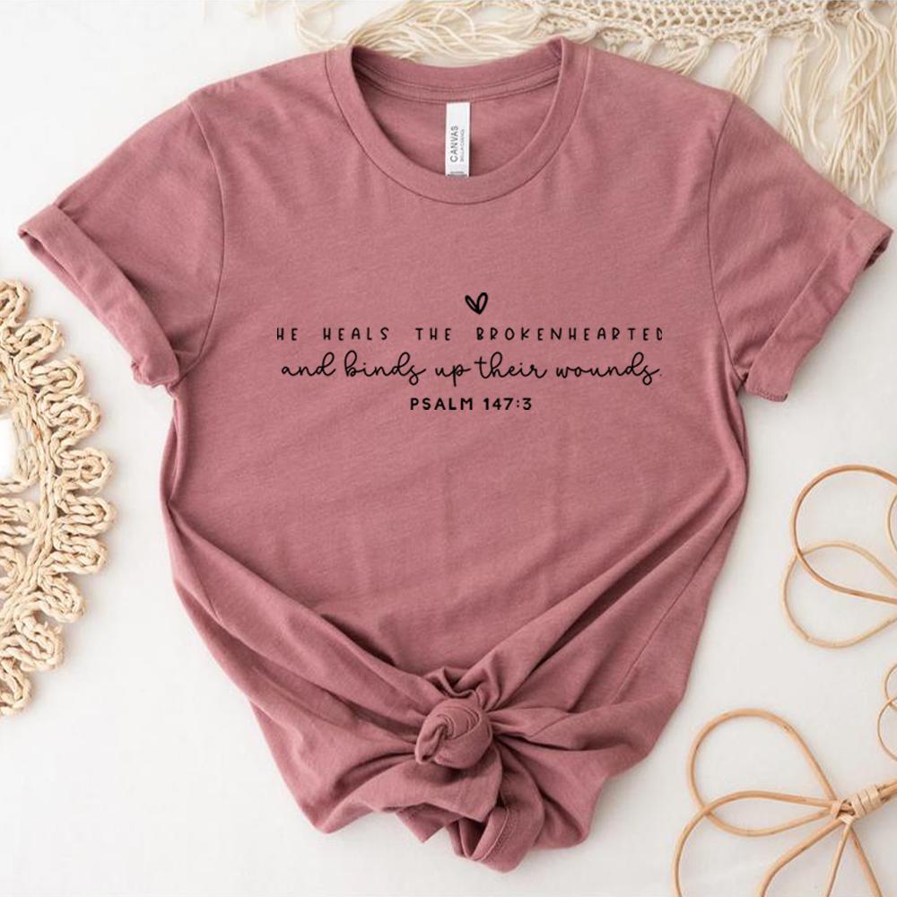 Lui guarisce i cuori spezzati Tshirt Maglietta per il dolore Maglietta cristiana Maglietta di Gesù Maglietta ispiratrice Magliette grafiche unisex Vestiti estetici