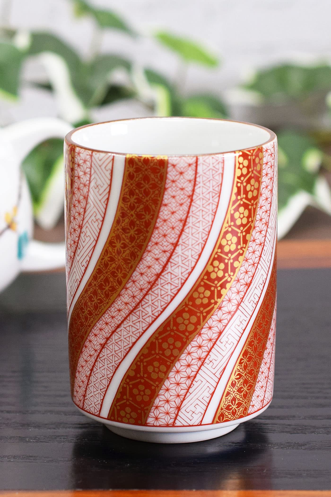 

Waza no Kura: Stylish Kutani ware teacup, gold brocade finish, ceramic, Japanese tableware, teacup, tea bowl, made in Japan