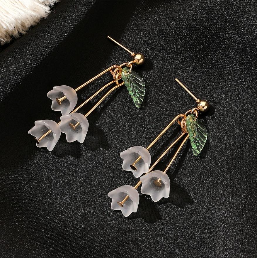 New Sweet Temperament Small Fresh Bamboo White Lily Of The Valley Flower Earrings Elegant And Gentle Asymmetric Earrings