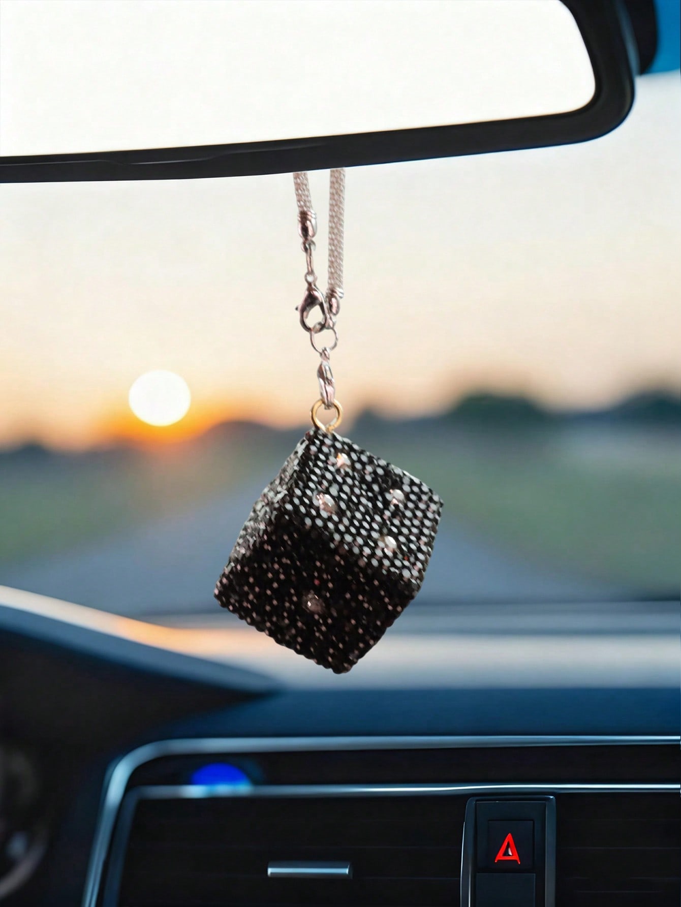

Sparkly Crystal Dice Car Pendant – Rhinestone-Adorned Elegant Lucky Charm, Suitable for Women, Girls & Teens. чёрный