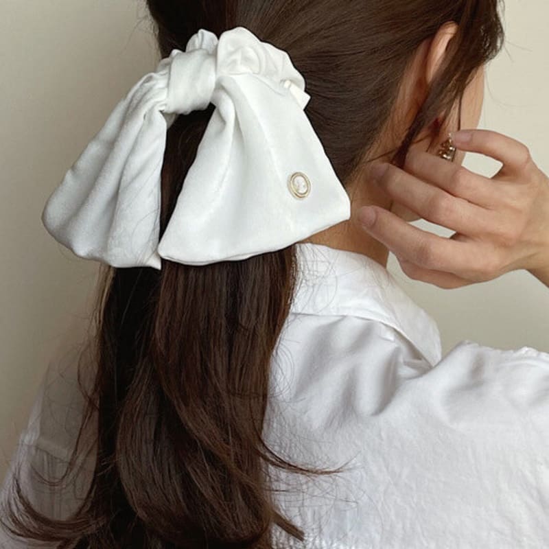 Oar Cameo Satin Ruffle Scrunchie [White]