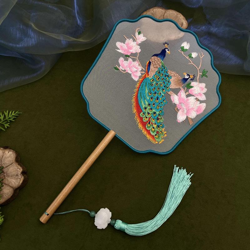 Klassischer doppelseitig bestickter Pfauenfächer - Traditionelles rundes Suzhou Hanfu Tanzaccessoire