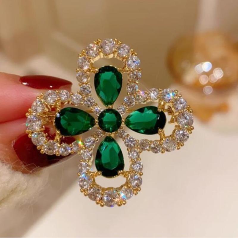 

Vintage Brooches Imitation Emerald Leaf Shape Sweater Pins French Style Exquisite Corsage All-match Suit Prom Dress
