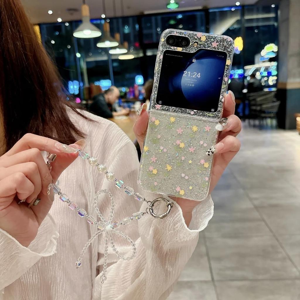 Phone Case with Bracelet For Samsung Galaxy Z Flip 6 5 Flip6 Flip5 5G Glitter Flower Pattern Hand Rope Hard PC Shockproof Cover