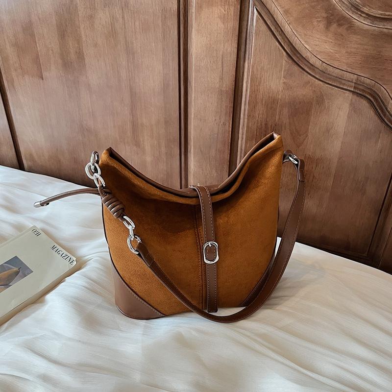 

Retro bag women s large capacity 2025 new autumn and winter versatile simple shoulder bag popular commuter bucket bag this year коричневый