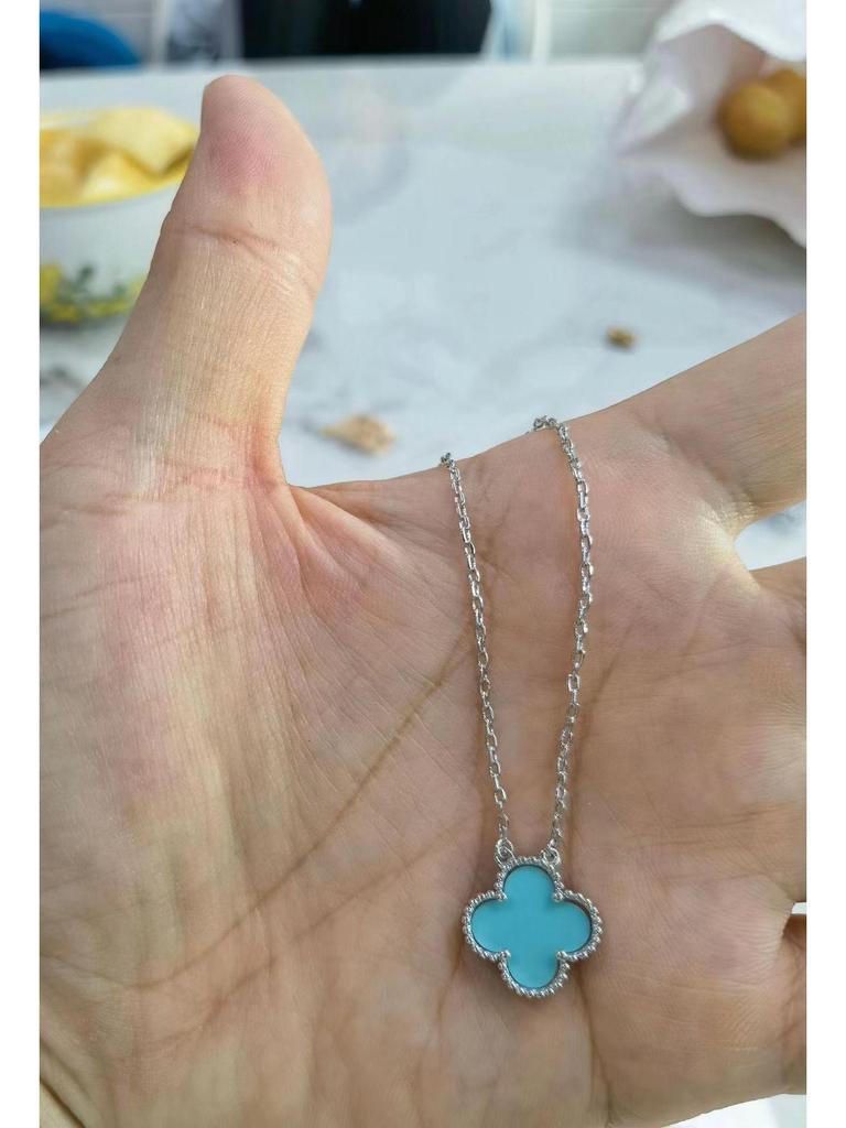 Halskette mit vierblättrigem Kleeblatt, 18 Karat vergoldet, mit Anhänger aus rosenrotem Chalcedon, Achat und weißem Muschelkern für Damen