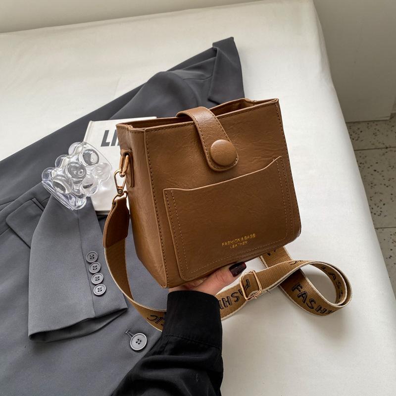 

Корейская версия ретро сумки высокой стоимости женская 2025 новая корейская версия модной наплечной сумки-мессенджера нишевая портативная сумка-ведро