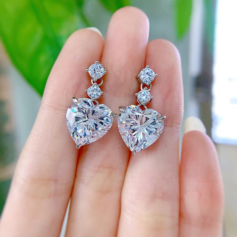 Серебряные серьги-подвески в форме сердца из циркония для женщин — фото 5