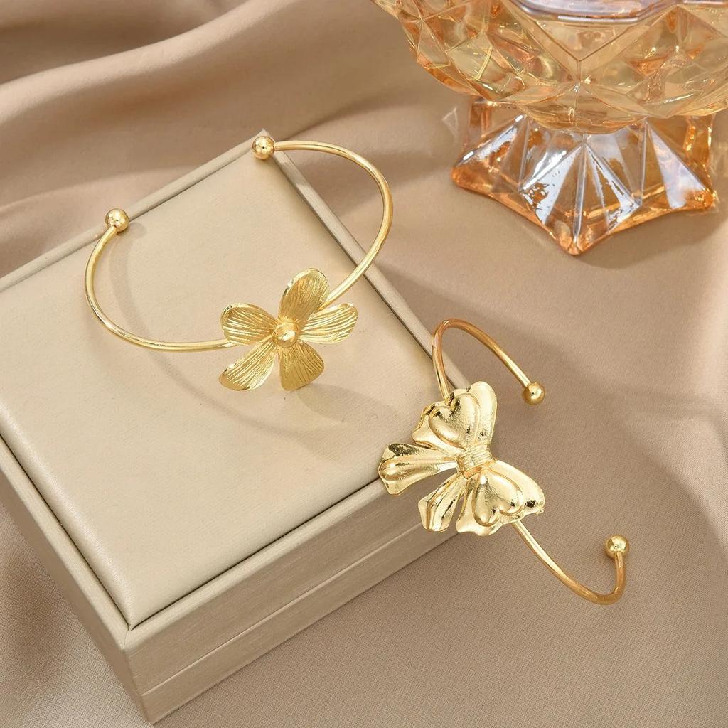 2 Stück/Set Elegantes Blumen- und Schleifen-Armreif in Goldfarbe für Damen Exquisite Wasserdichte Offene Manschettenarmband-Sets Hochzeitsfeier