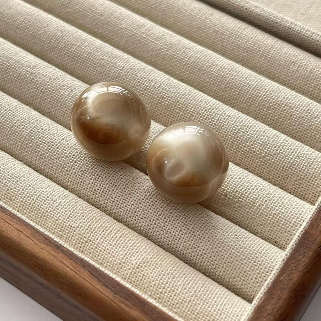 Elegant Cat Eye Earrings: French Retro Maillard Autumn/Winter Collection, Simple Large Round Design, Versatile High-End Jewelry.
