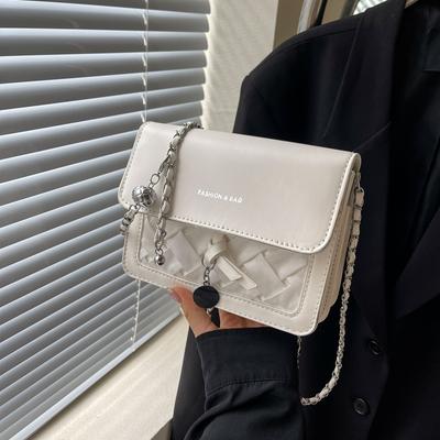 A bolsa tiracolo versátil de design nicho da moda deste ano, bolsa quadrada pequena com corrente, para o dia a dia, trabalho, negócios
