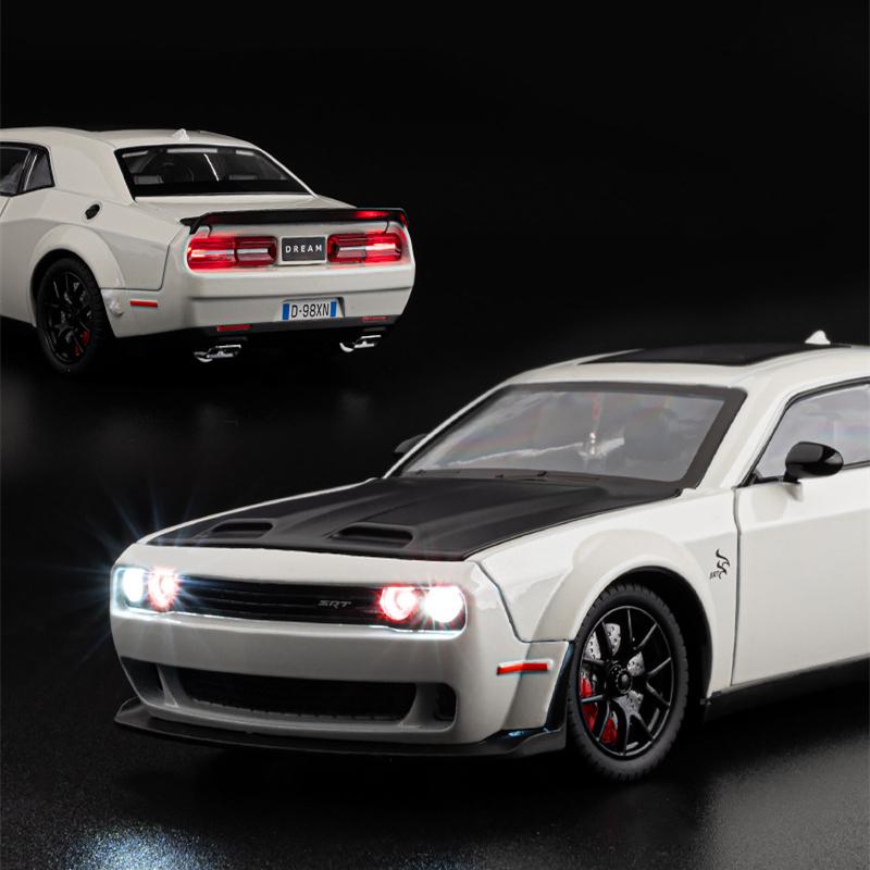 1/24 Dodge Challenger SRT Hellcat Model auta ze slitiny Diecast Kovový model sportovního vozu Vysoká simulace Zvukové světlo Dětská hračka Dárek