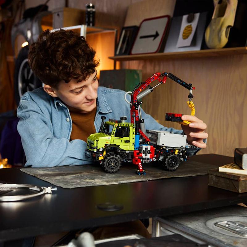 LEGO 42242 Technic Mercedes-Benz Unimog U 5023 with Crane