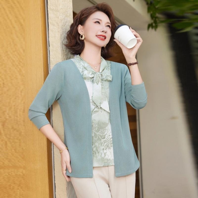 Heiß verkaufte Herbsthemden und Blusen, Damenhemden mittleren und älteren Alters, kleine Hemden mit grundlegender Weiblichkeit, zweiteiliges Fake-Design für Mütter.